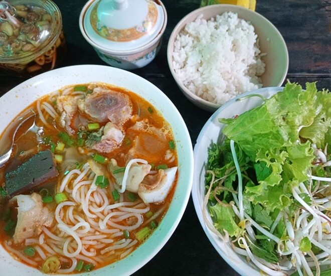 Bún bò cơm nguội, sự kết hợp độc đáo cho hương vị lạ