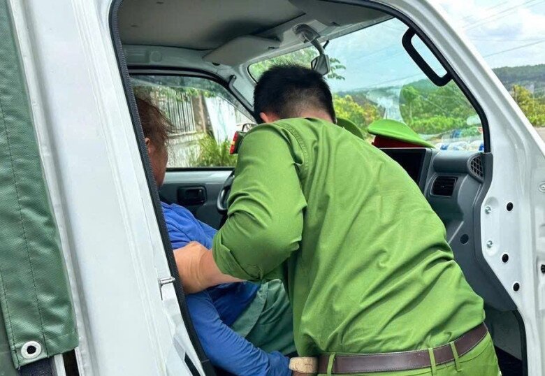Cán bộ công an dùng xe chuyên dụng chở người phụ nữ đi cấp cứu.