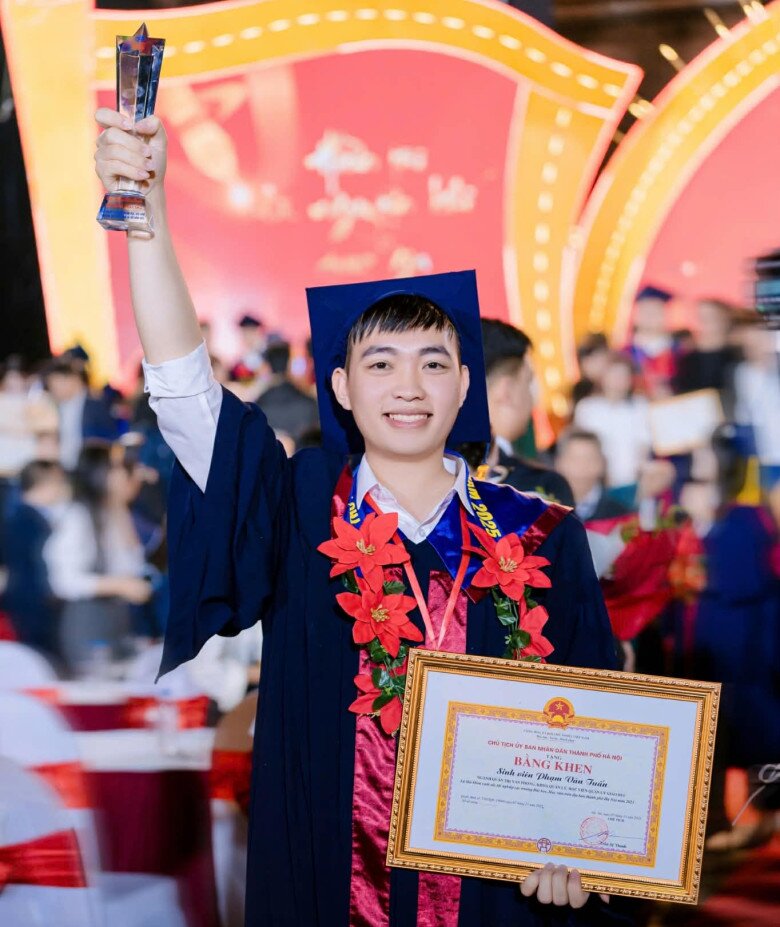 Danh hiệu thủ khoa sẽ tiếp thêm sức mạnh cho Tuấn trên chặng đường phía trước 