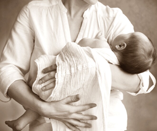 Đứa trẻ được cho đi khi mới vài tháng tuổi (Ảnh minh họa)