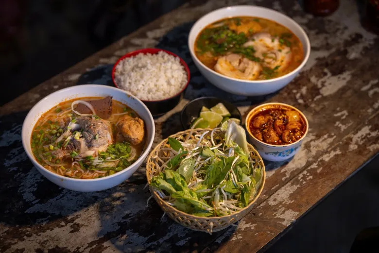 Mỗi phần bún bò cơm nguội đầy đủ hấp dẫn cả về hình thức và hương vị