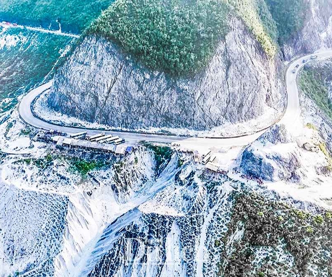 Đèo Thung Khe với không gian trắng xóa của núi đá