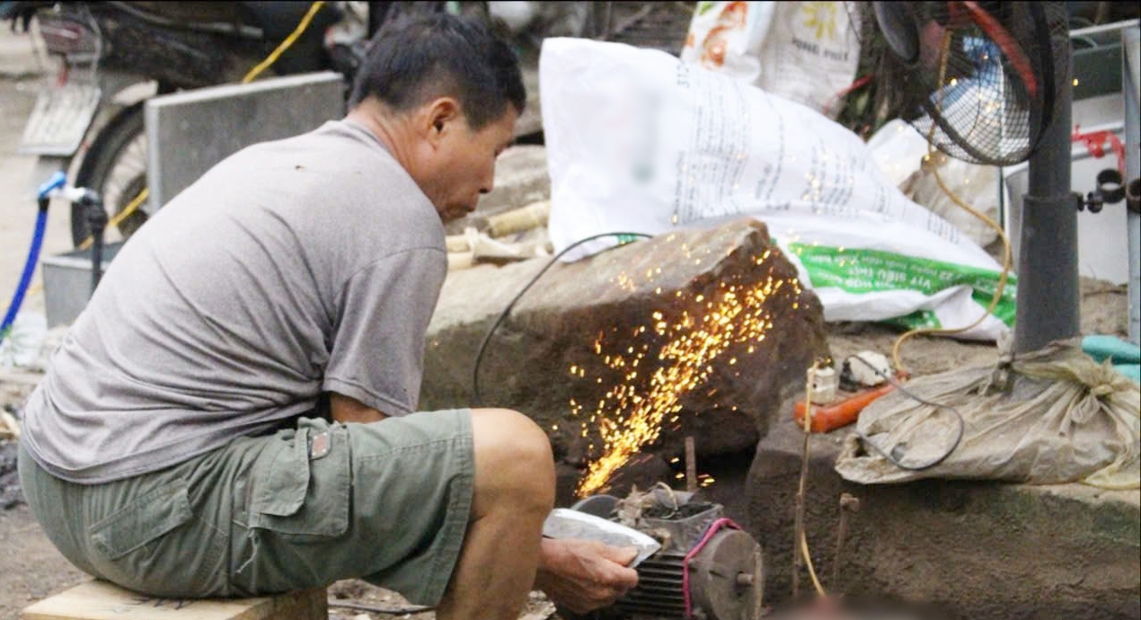 Hàng mài dao, mài liềm, thay cán dao… đỏ lửa vẫn tồn tại ở chợ Nôm