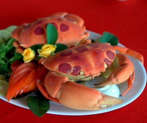 Cua mặt trăng là đặc sản nổi tiếng ở Phú Quý, chúng có những đốm tròn trên vỏ và ngon nhất vào thời điểm trăng mọc nên người dân miền biển đặt tên cho chúng là cua mặt trăng