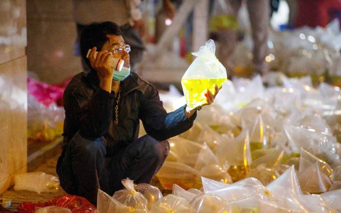 Các tiểu thương cũng chuẩn bị sẵn đèn pin cho khách