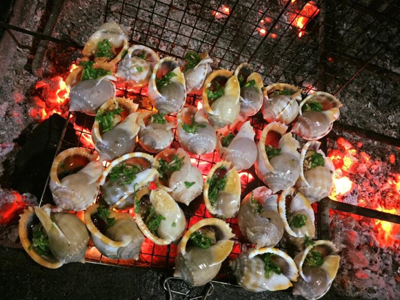 Ốc tỏi nướng rất ngon, là món được nhiều người yêu thích