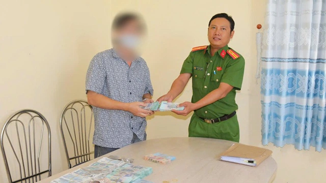 Công an Đồng Tháp trao trả tài sản bị mất trộm cho nạn nhân. Ảnh: Công an Đồng Tháp