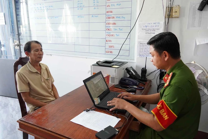 Đối tượng Nguyễn Công Tùng ra đầu thú tại Công an xã Mỹ Thọ sau 1 giờ gây án. Ảnh: Công an Đồng Tháp