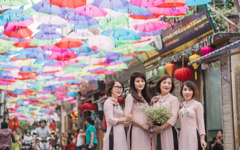 Thỏa sức check in tại khu chợ hoa Vạn Phúc