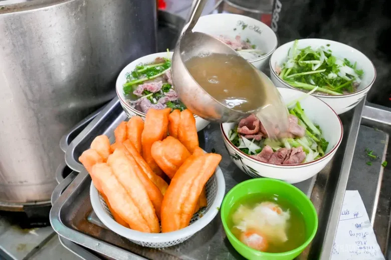 Bát phở chất lượng khỏi bàn