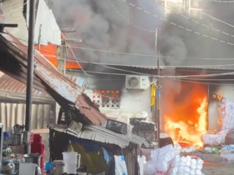 Cháy lớn nhà dân phía sau lưng chợ Bình Trưng, TPHCM