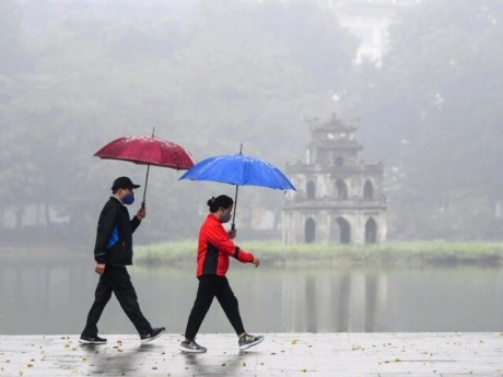 Hôm nào miền Bắc mưa, ở Hà Nội có mưa không và trời có chuyển nồm ẩm không?