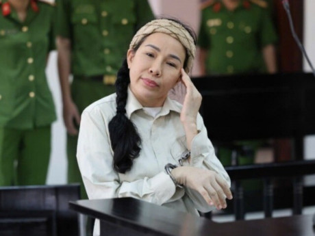 Vợ chồng bà Nguyễn Phương Hằng không đến toà theo giấy triệu tập, bà Đinh Lan muốn hoãn phiên toà