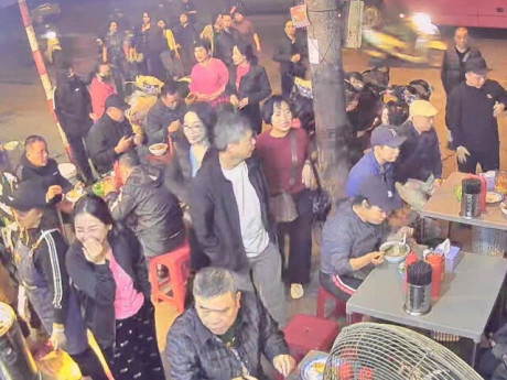 Quán phở “hiếm có khó tìm” ở Hà Nội, 4h sáng đã đông nghịt khách đứng chờ, chỉ bán trong 5 tiếng không nhanh là hết