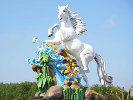 Ngắm linh vật chào Xuân Bính Ngọ 2026 vừa trình làng tại đồi Chuông Gió