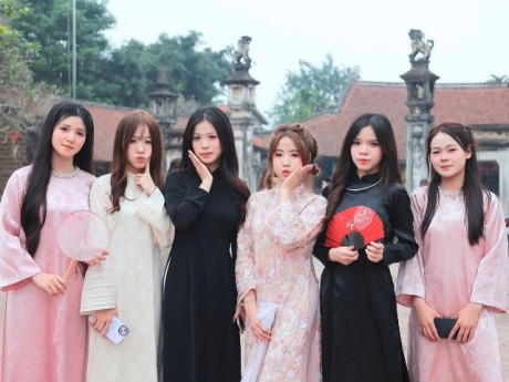 Giới trẻ nô nức check-in áo dài Tết ở làng cổ Đường Lâm