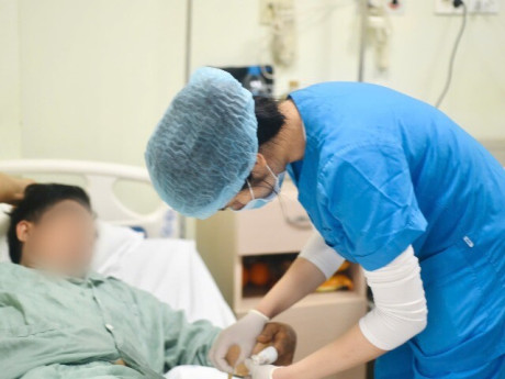 Cấp cứu cận Tết: Người đàn ông 57 tuổi ở Hà Nội chấn thương nặng ở tay do chặt thịt gà