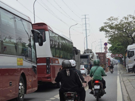 VIDEO: Ô tô bị "níu chân" ở cửa ngõ cao tốc TPHCM – Long Thành – Dầu Giây