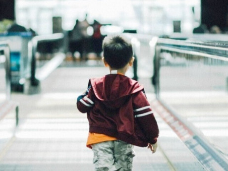 Cậu bé 9 tuổi lạc nhà khi đi "kiếm tiền" nuôi mẹ, 46 năm sau trở về, nghẹn ngào bật khóc trong vòng tay cha