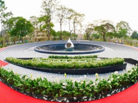 Tận thấy tượng đài Giọt Nước trong Công viên tưởng niệm nạn nhân COVID-19