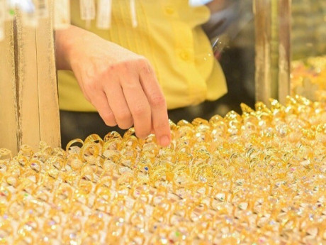 Thấy gì về giá vàng bạc thời gian qua?