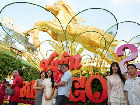 Người dân đổ về đường hoa Nguyễn Huệ chờ xem pháo hoa giao thừa