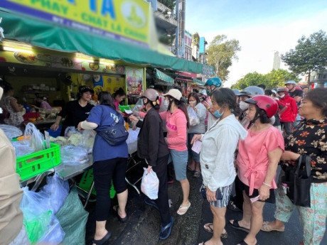 Xếp hàng mua gà luộc, vịt quay cúng "hóa vàng" mùng 3 Tết