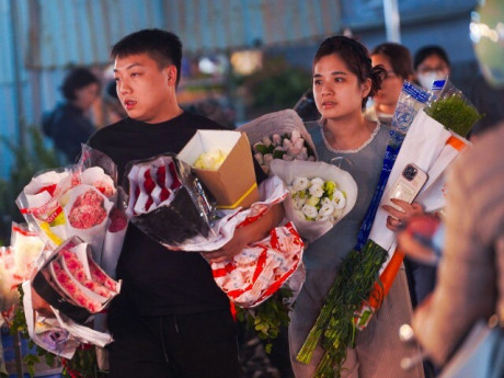 Giá hoa tăng nhẹ dịp 8/3, tiểu thương "chốt đơn" xuyên đêm