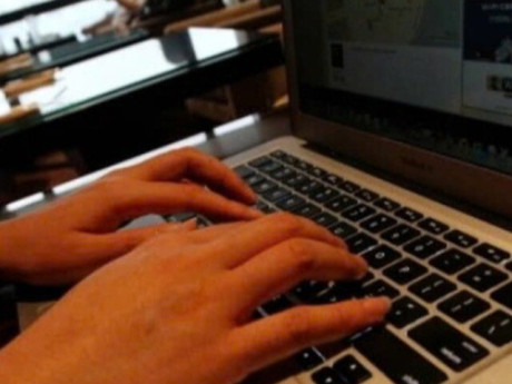 Sau lần "chat sex", người phụ nữ 22 lần chuyển gần nửa tỉ đồng cho "bạn trai"