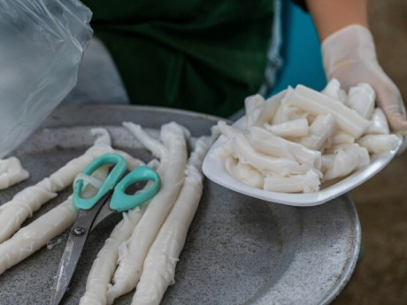 Độc lạ bánh "gật gù" khách ăn cả cân không chán