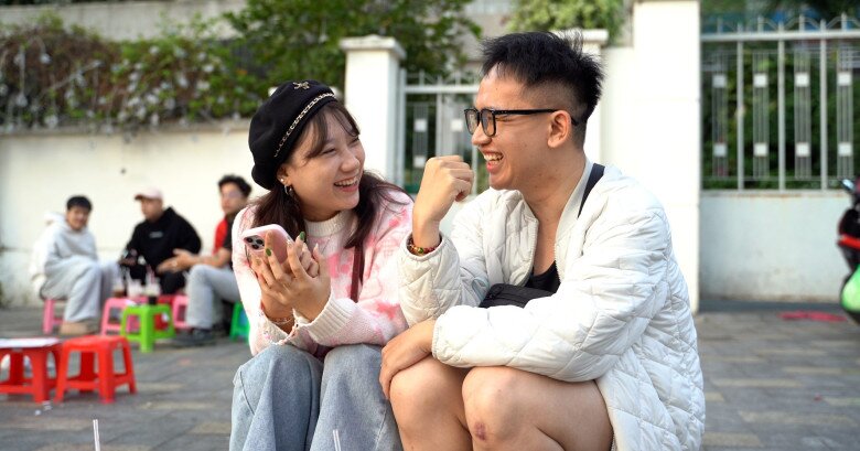 Giới trẻ dậy sớm, diện đồ len tận hưởng thời tiết TPHCM xuống 17 độ C - 1