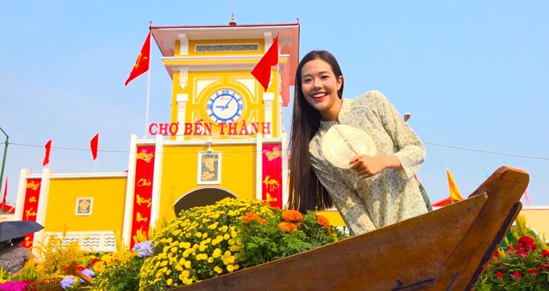 Giới trẻ thích thú, check-in phối cảnh sóng nước, thuyền hoa trước chợ Bến Thành - 1