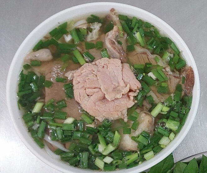 Phở Tàu Bay được các thực khách sành sỏi đánh giá là rất dậy mùi phở