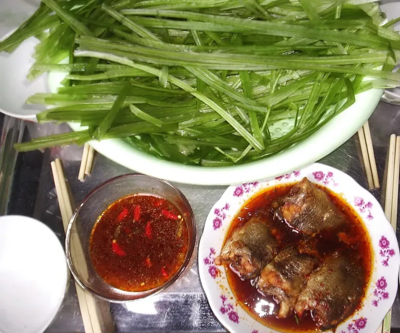 Hẹ nước ăn kèm với mắm sặc hoặc cá kho đều ngon