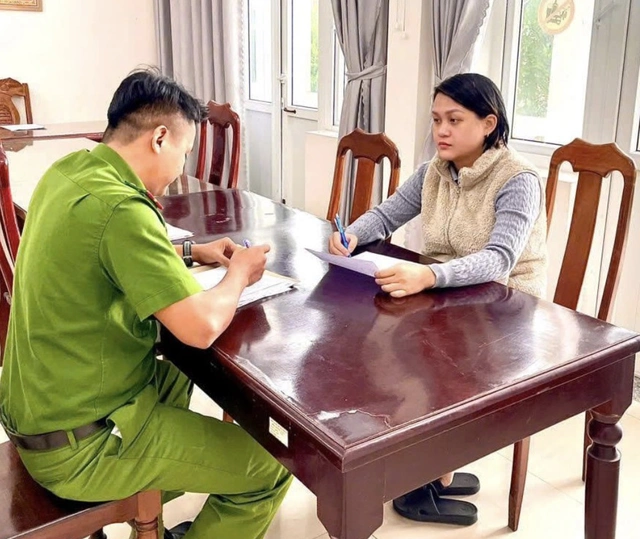 Chị Phan Thục Đoan gửi Thư cảm ơn đến Công an phường Bàn Thạch. Ảnh: Công an TP Đà Nẵng