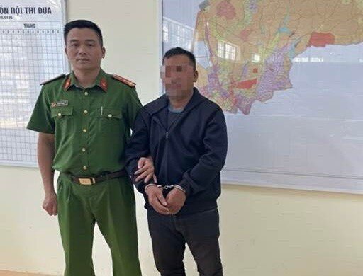 R.C. tại cơ quan Công an.Sau nhiều tháng lẩn trốn, đến ngày 28/1/2026, các trinh sát phát hiện R.C. xuất hiện tại địa bàn xã Chư Puh (tỉnh Gia Lai) nên đã phối hợp bắt giữ.