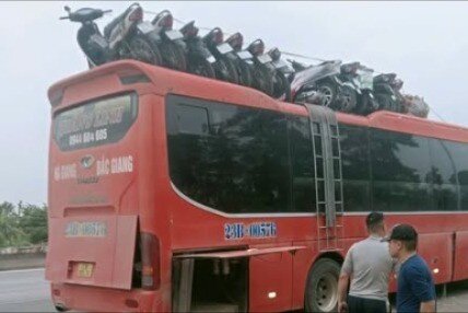 Xe khách chở hàng trên nóc.