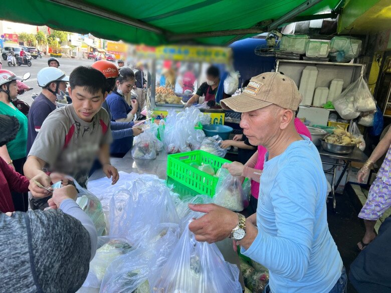 Một bộ gà luộc đầy đủ có giá 350.000 đồng, gồm một con gà luộc sẵn đã chéo cánh, lòng gà, một tô cháo kèm gỏi rau… Giá này không tăng so với Tết năm ngoái nhưng nhỉnh hơn ngày thường khoảng 20.000 – 30.000 đồng