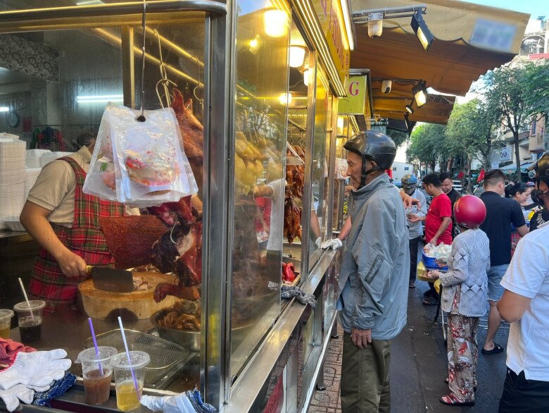 Theo các chủ quán, mỗi dịp này, quán có thể phục vụ gần 1.000 con gà, vịt trong buổi sáng. Khách chủ yếu cần giao hàng đúng giờ.