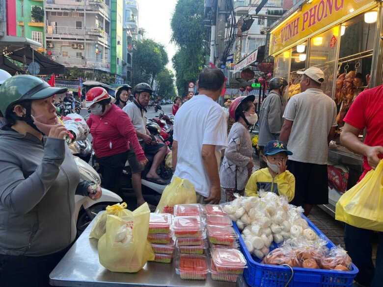 Cửa hàng còn bán bánh bao, xôi chè... để khách mua bày mâm cúng.