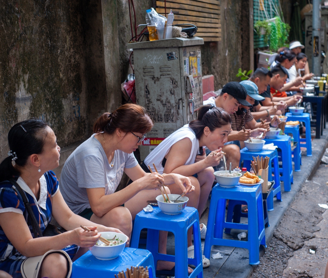 Khách tự phục vụ vì quá đông