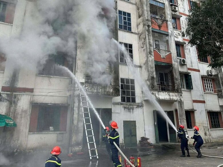 Lực lượng chức năng dập tắt đám cháy.