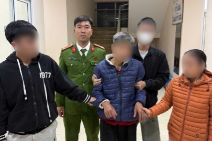 Công an xã Hát Môn bàn giao ông N.K.T cho gia đình