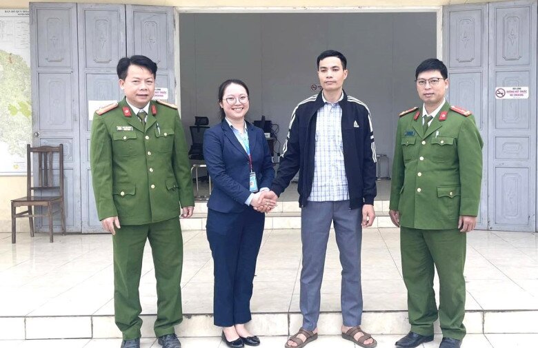 Công an xã Phú Lương kịp thời vào cuộc xác minh, phối hợp ngân hàng giúp người dân hoàn trả an toàn 1,5 tỷ đồng. Ảnh: Quang Vĩnh