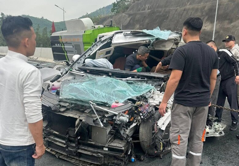 Chiếc xế hộp biến dạng, nhiều người phải phá kính để cứu người bên trong xe.