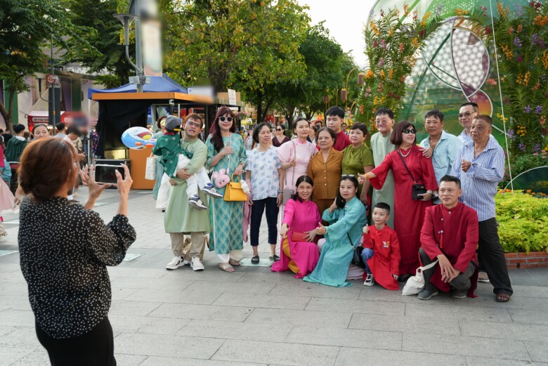 Người dân đổ về đường hoa Nguyễn Huệ chờ xem pháo hoa giao thừa - 4