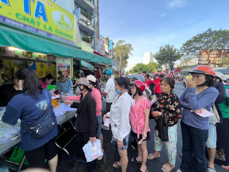 Nhiều khách hàng lâu năm cũng chọn cách đặt sớm để tránh chen chúc. Tuy nhiên, do lượng đặt trước cũng rất đông nên khách cũng phải xếp hàng.