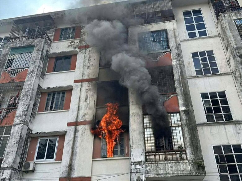 Ngọn lửa bùng phát tại căn hộ tầng 2 chung cư ở phường Trường Vinh.