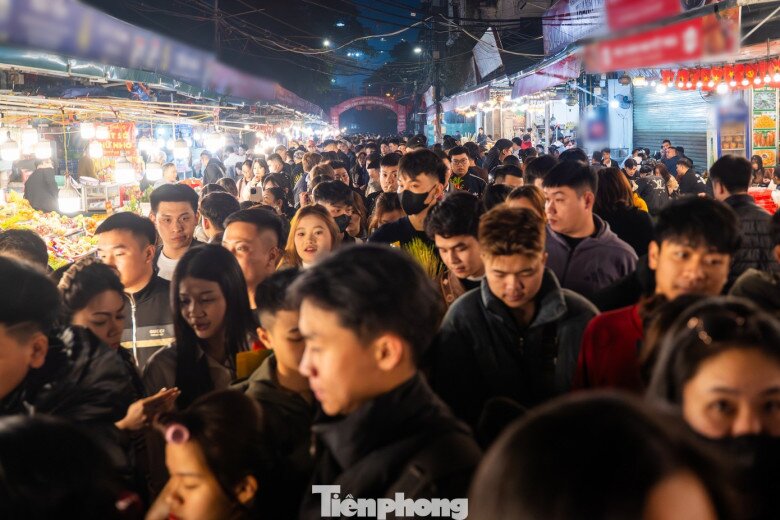 Càng về sáng, lượng người đổ về phủ Tây Hồ càng đông, có thời điểm chật kín khu vực.