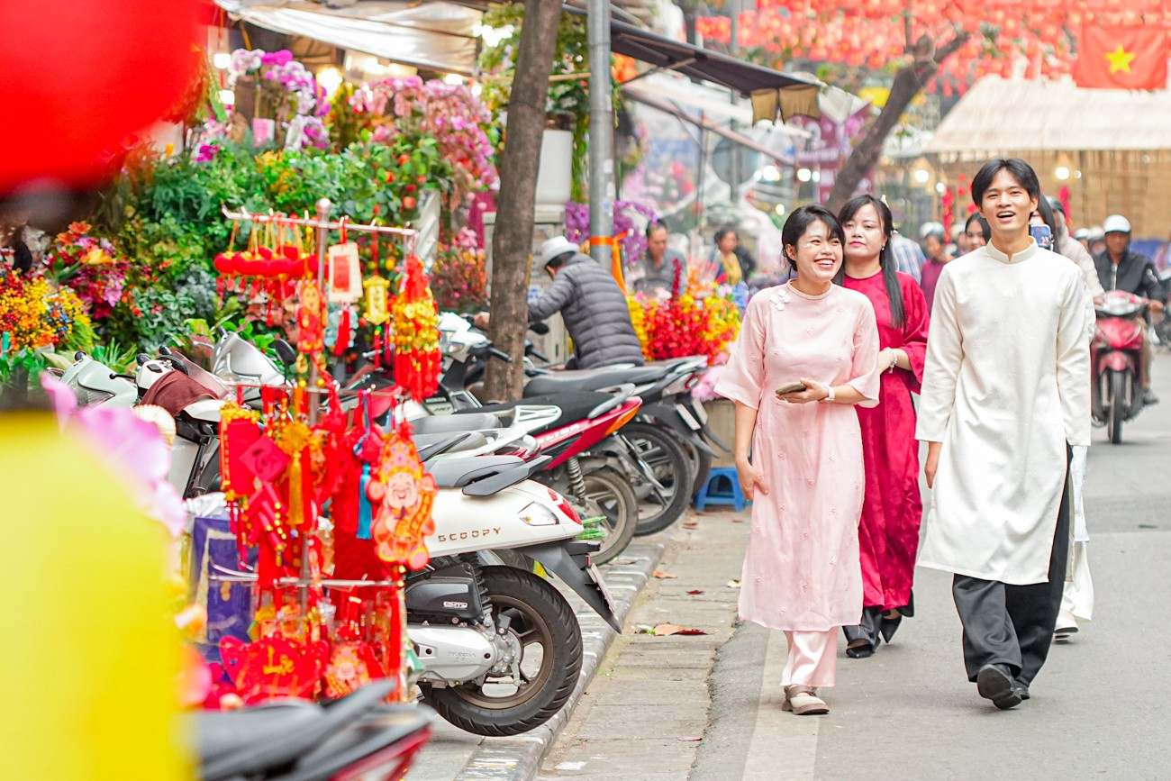 Đến chợ hoa Hàng Lược vừa mua sắm vừa chụp ảnh